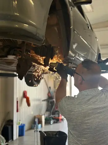 Bilreparation i Eslöv – arbete i verkstaden